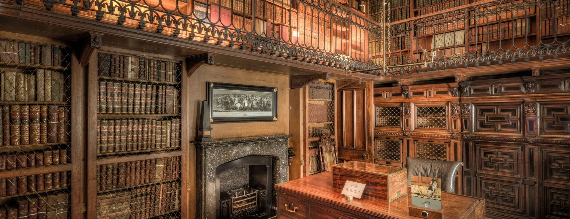 Sala de una biblioteca histórica con estanterías de madera repletas de volúmenes encuadernados en pergamino