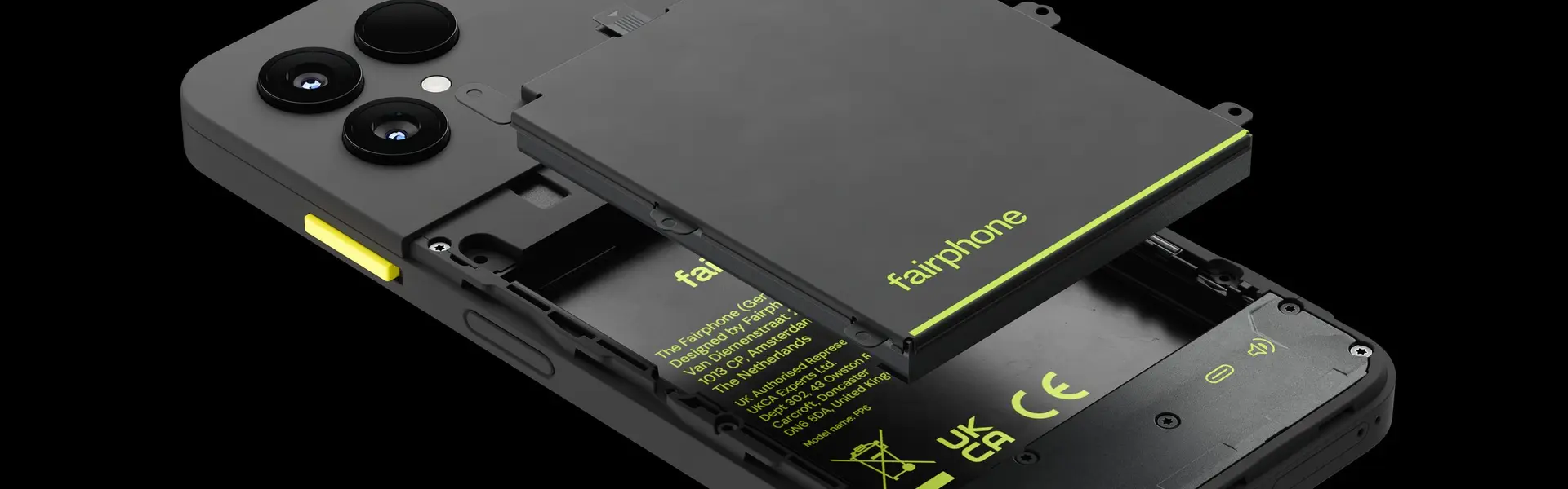 Fairphone 6 negro abierto, con la batería extraída suspendida sobre su hueco, sobre fondo negro