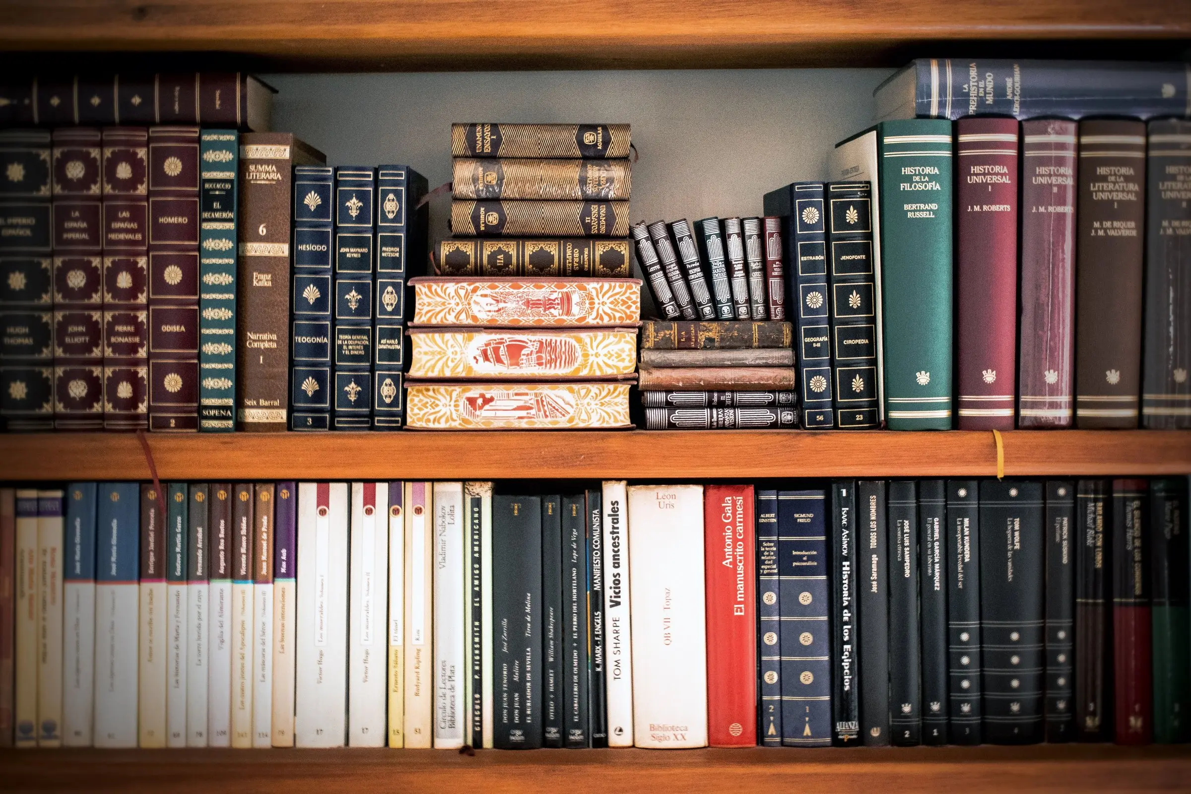 Estantería de clásicos con ediciones españolas antiguas