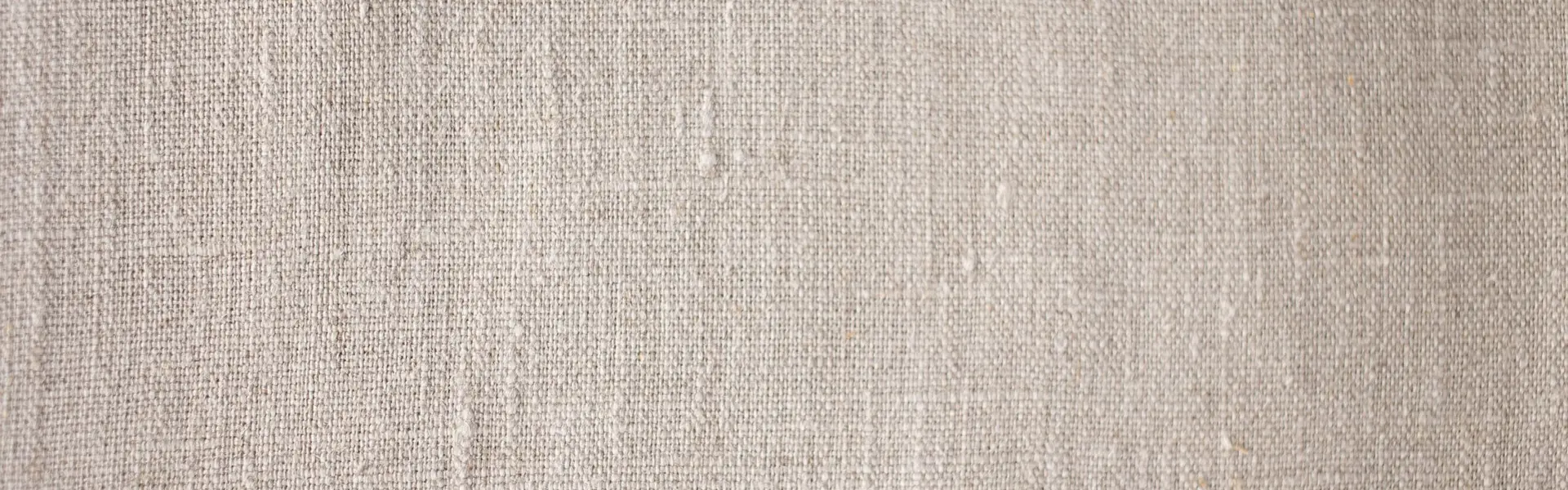 Detalle del tejido de lino natural, con su trama irregular y su acabado mate