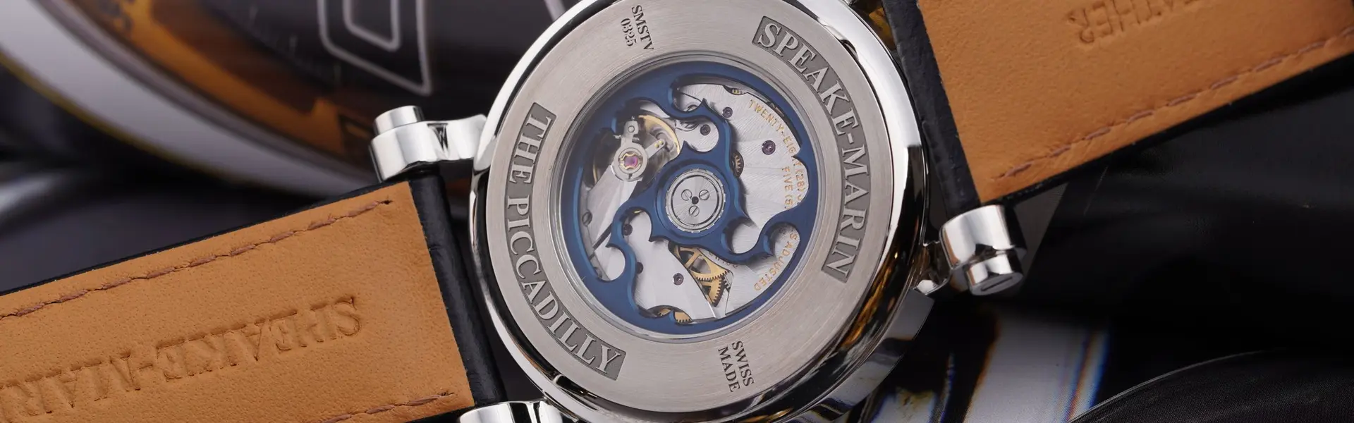 Fondo transparente de un reloj mecánico suizo que deja ver el movimiento, el rotor y los rubíes