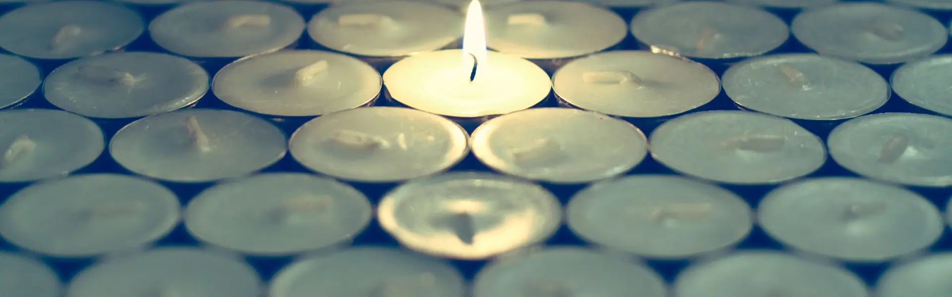 Una sola lamparilla encendida entre decenas de velas de té apagadas